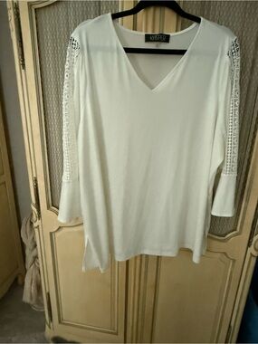 Kasper White V-Neck Tunic Blouse with Crochet Sleeve Panels